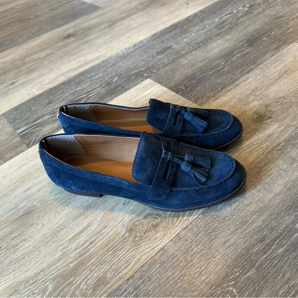 Like New! Tommy Hilfiger suede loafer - Picture 3 of 11